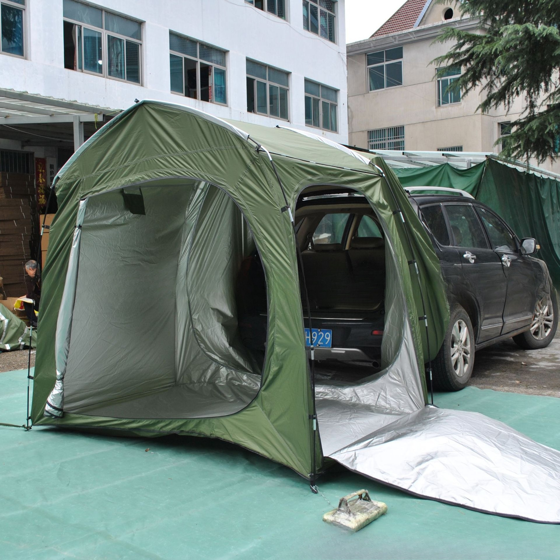Easy to store full-model rear  - Emergency Mylar Tent recensie en prijs